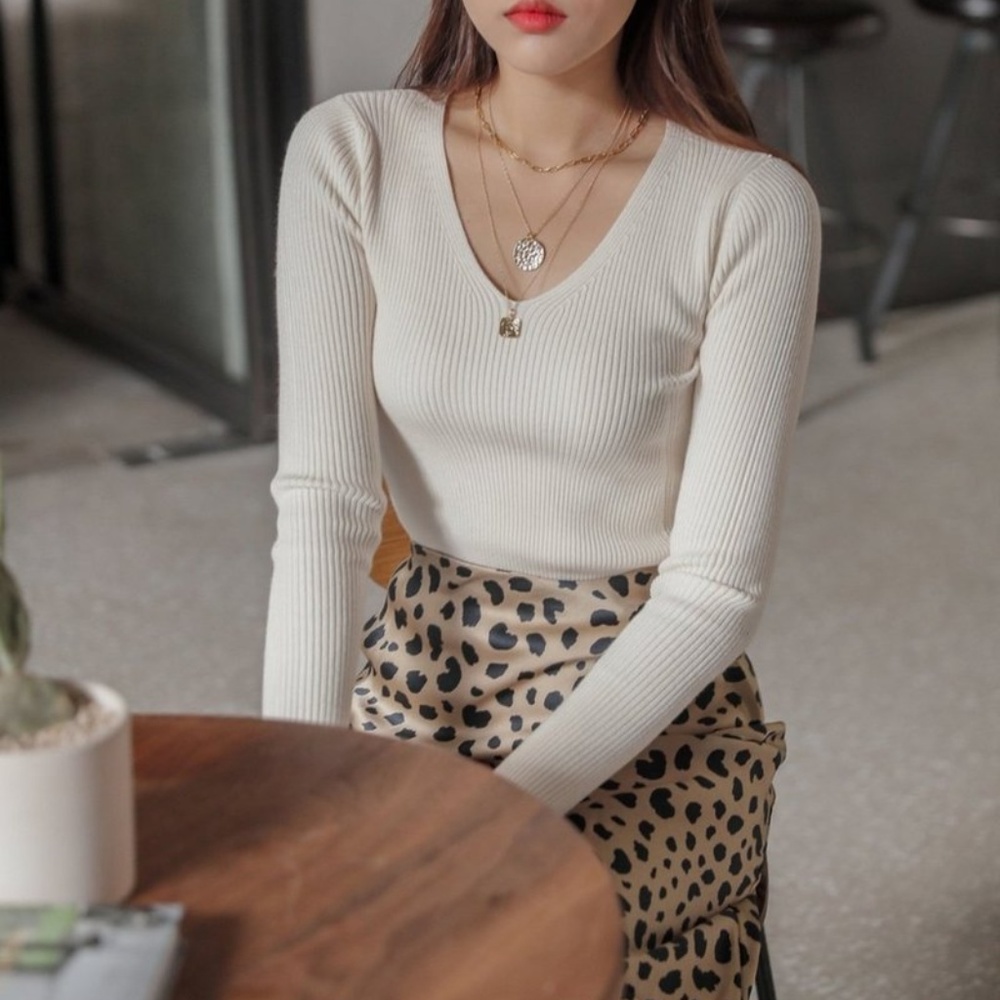 NWT V-NECK RIBBED KNIT-One Size